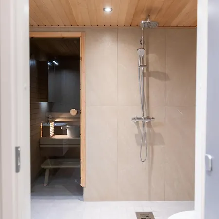 펜션 Large Renovated Townhouse With Sauna And Patio 에스포
