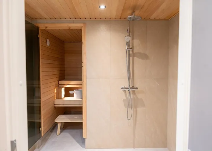 Large Renovated Townhouse With Sauna And Patio * Εσπού