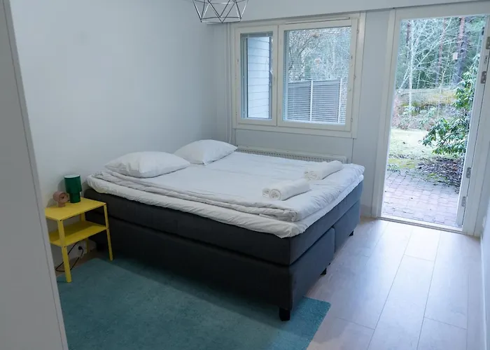 Σπίτι διακοπών Large Renovated Townhouse With Sauna And Patio *