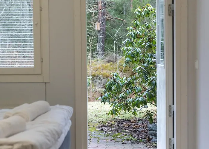 Large Renovated Townhouse With Sauna And Patio