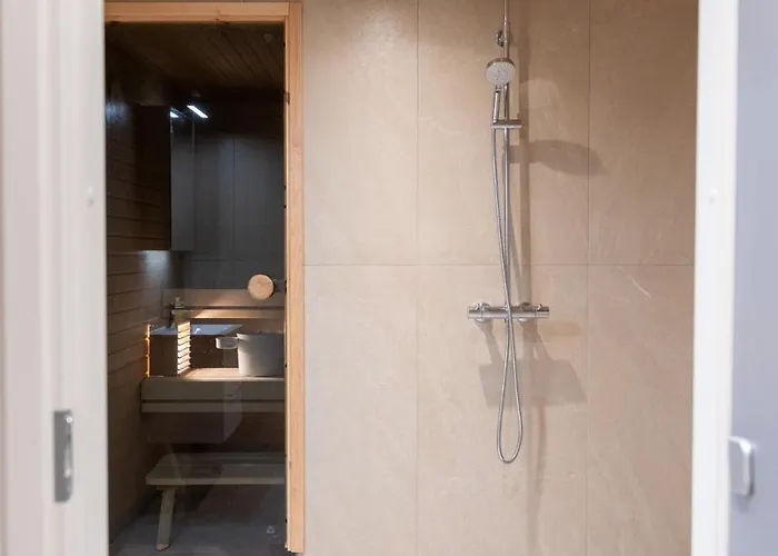 Σπίτι διακοπών Large Renovated Townhouse With Sauna And Patio Εσπού